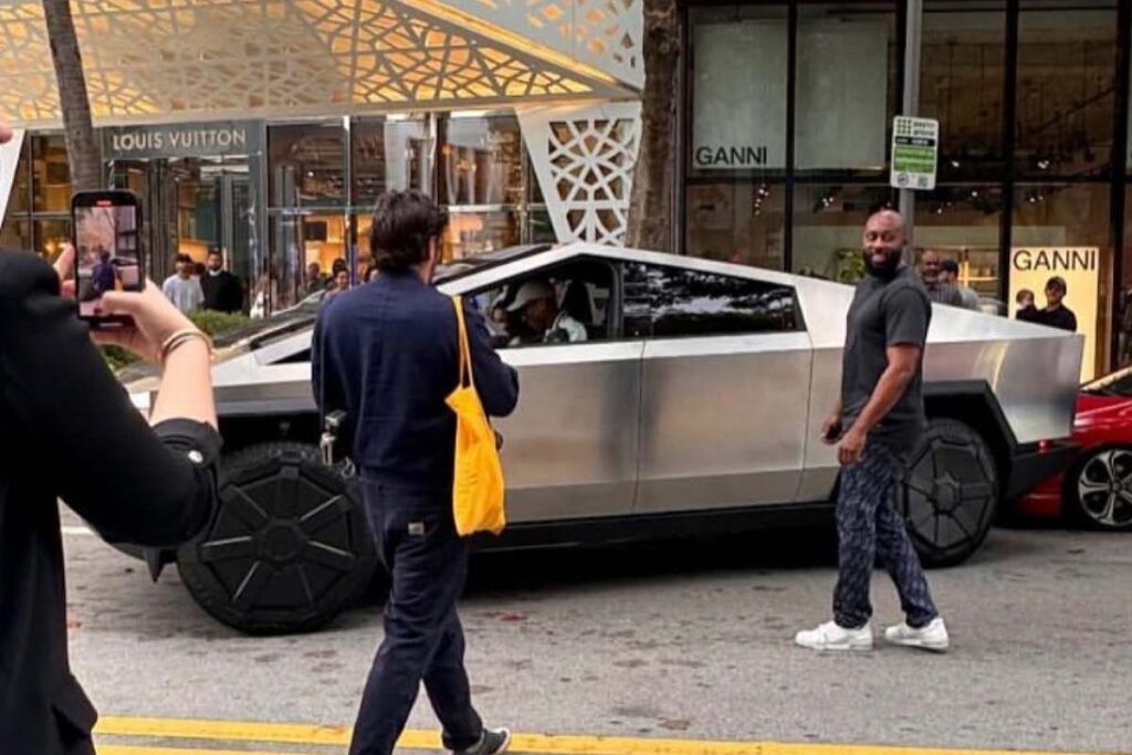Tesla Cybertruck : tellement longue et volumineuse, Pharrell Williams a du mal à garer sa nouvelle voiture (Vidéo) Tesla Cybertruck : tellement longue et volumineuse, Pharrell Williams a du mal à garer sa nouvelle voiture (Vidéo)