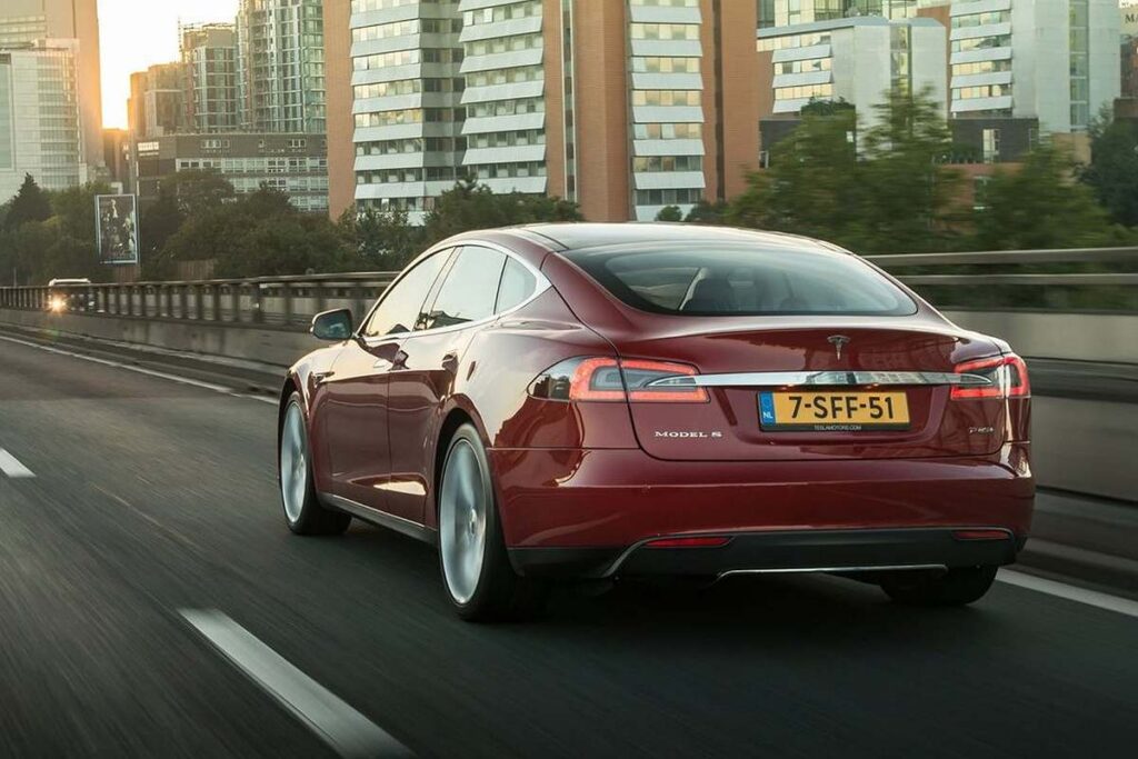 Tesla bat un nouveau record : il fait 380.000 km en Tesla sans entretien Tesla bat un nouveau record : il fait 380.000 km en Tesla sans entretien