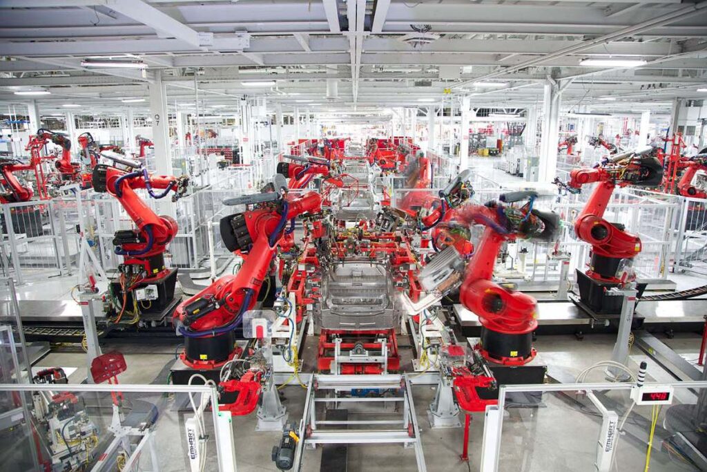 Tesla montre à quoi ressembleront les usines automobiles du futur : peu de travailleurs et beaucoup de robots et de machines Tesla montre à quoi ressembleront les usines automobiles du futur : peu de travailleurs et beaucoup de robots et de machines