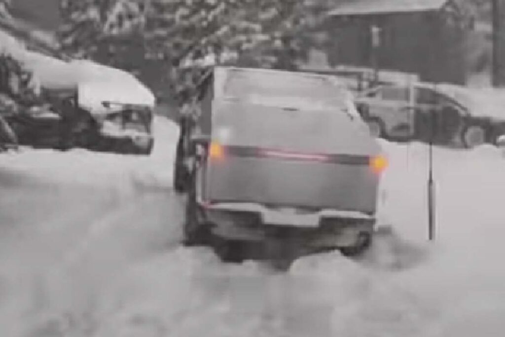 Le Cybertruck de Tesla galère dans la neige… pendant que d’autres voitures passent Le Cybertruck de Tesla galère dans la neige… pendant que d’autres voitures passent