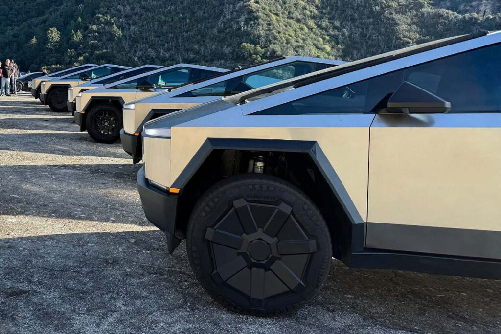 Les chinois font de longues longues files d’attente pour voir de près le Cybertruck en tournée en Chine Les chinois font de longues longues files d’attente pour voir de près le Cybertruck en tournée en Chine