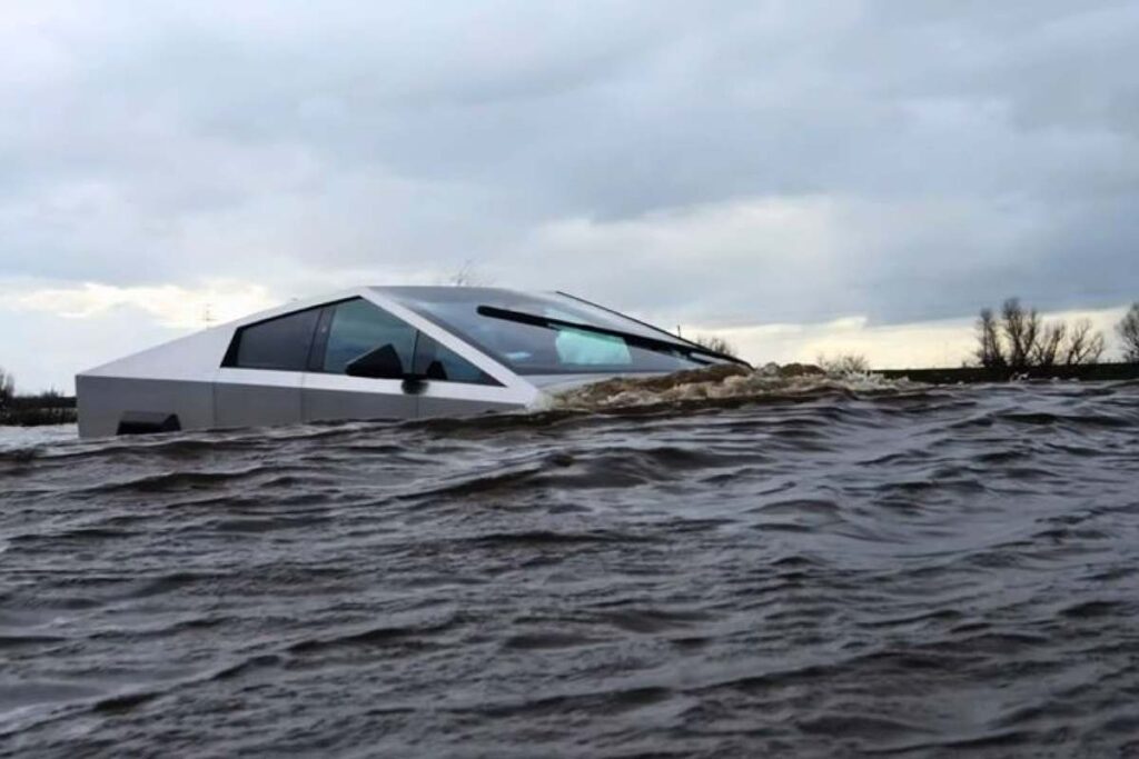 Le Tesla Cybertruck prend son premier bain Le Tesla Cybertruck prend son premier bain