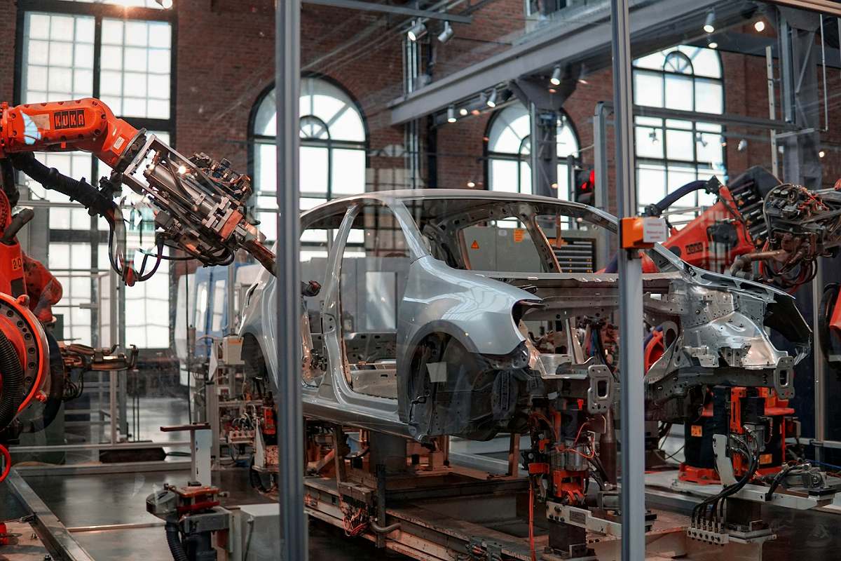 Pendant que Mercedes ralentit le rythme de ses véhicules électriques, son plus grand rival fait le contraire Pendant que Mercedes ralentit le rythme de ses véhicules électriques, son plus grand rival fait le contraire