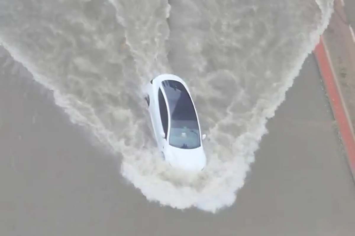 Voitures thermiques bloquées : regarder une Tesla et une Porsche électrique traverser les rues inondées de Dubaï Voitures thermiques bloquées : regarder une Tesla et une Porsche électrique traverser les rues inondées de Dubaï